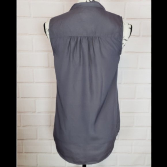 New Women's Thyme And Honey Gray Sleeveless Button-Down Blouse - Picture 2 of 7